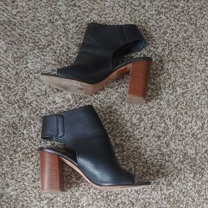 Vince. Faye Women's 6.5 Peep Toe Heels Black Leather